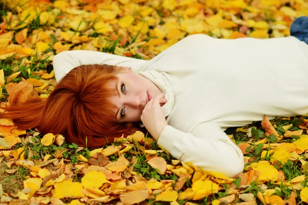 Girl in fall park — Stock Photo, Image