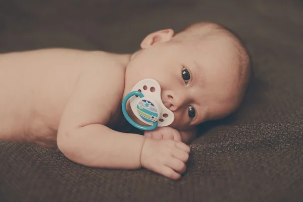Pasgeboren met dummy — Stockfoto