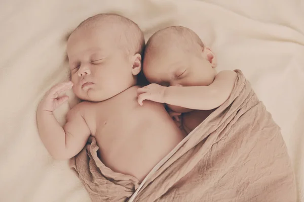 Adorável dormindo gêmeos — Fotografia de Stock