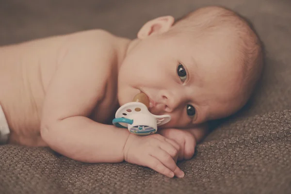 Novorozenec s maketou — Stock fotografie