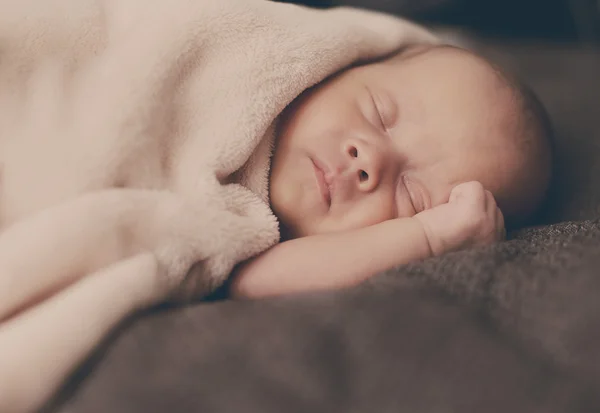 Sladké spaní novorozence — Stock fotografie
