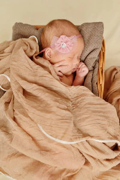 Yeni doğan kız uyuyor — Stok fotoğraf