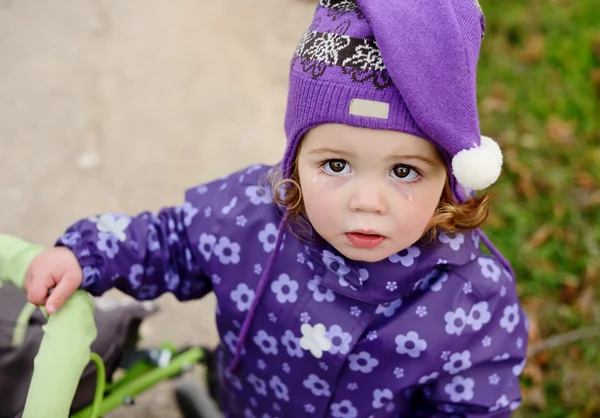 Pequena menina está chorando — Fotografia de Stock