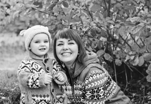 Familie in de herfst — Stockfoto