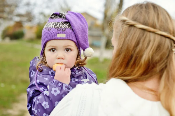 Baby op de handen van de moeder — Stockfoto