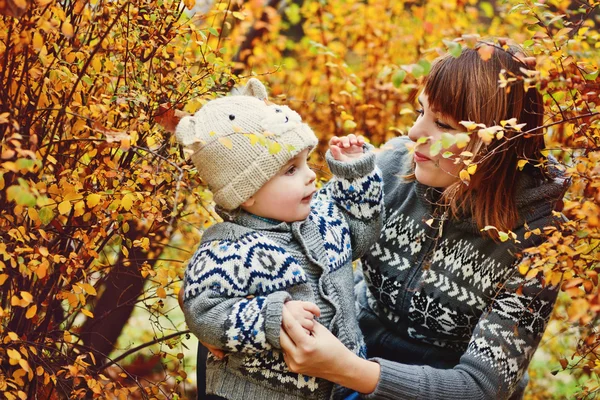 Moeder en baby zoon — Stockfoto