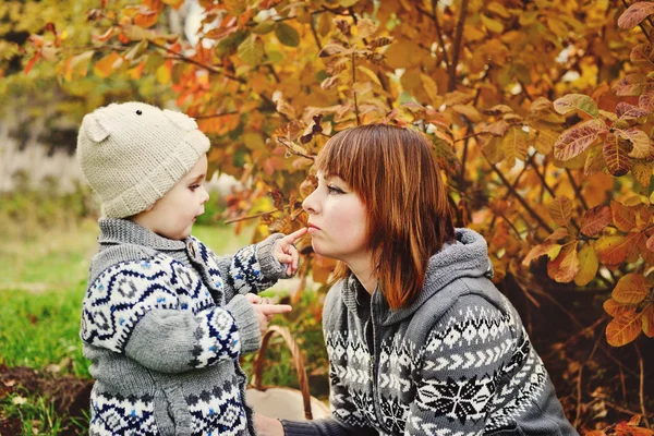 Junge und seine Mutter — Stockfoto