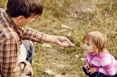 kızı baba gösteren kertenkele