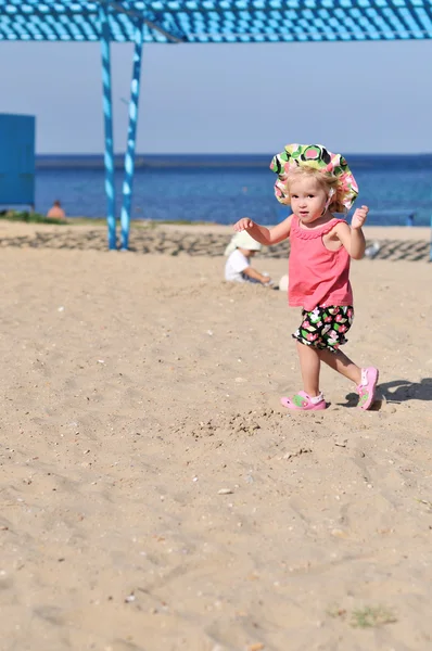 Bebê menina correndo na praia — Fotografia de Stock