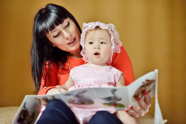 Madre leyendo a bebé niña — Foto de Stock