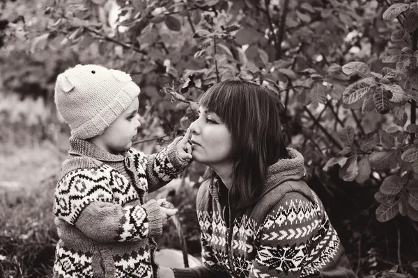 Chłopiec z matką w jesieni — Zdjęcie stockowe