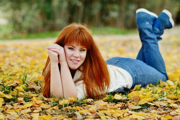 Rossa ragazza in autunno — Foto Stock