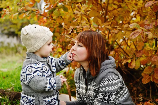 Jongen met moeder in de herfst — Stockfoto