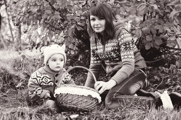 妈妈和儿子在秋天 — 图库照片