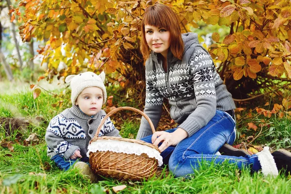 Moeder en zoon in de herfst — Stockfoto