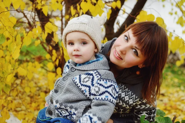 Familie in de herfst — Stockfoto