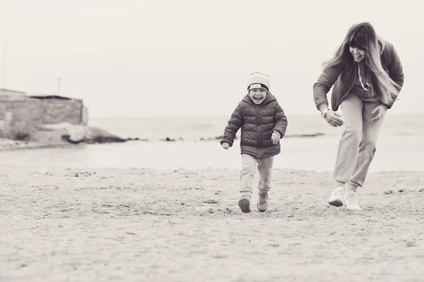 Mãe brincando com o filho — Fotografia de Stock