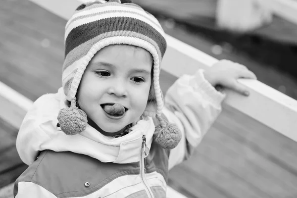 Bambino ragazza mostrando lingua — Foto Stock