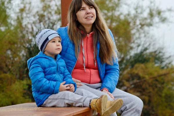 Moeder en Zoon buiten — Stockfoto