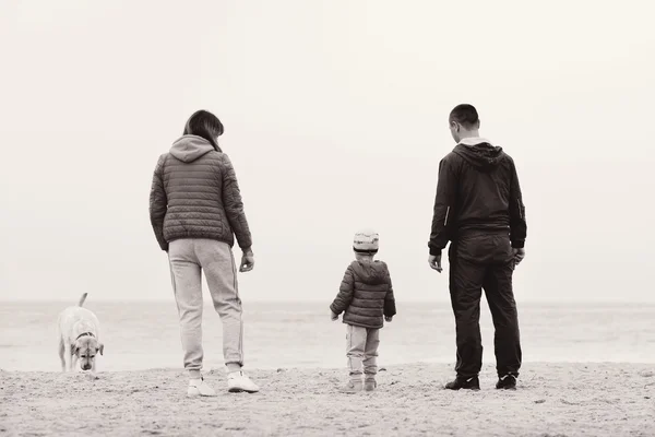 Family near the sea — Stock Photo, Image