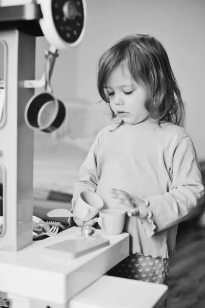 Κορίτσι μικρό παιδί παίζοντας παιχνίδι κουζίνα — Φωτογραφία Αρχείου