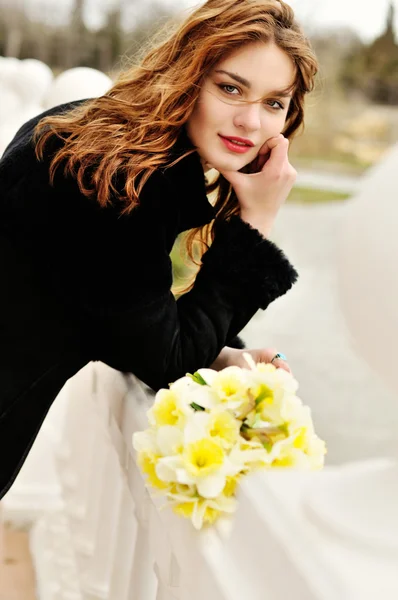 Girl with daffodils — Stock Photo, Image