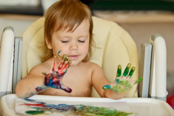 Menina criança está desenhando — Fotografia de Stock