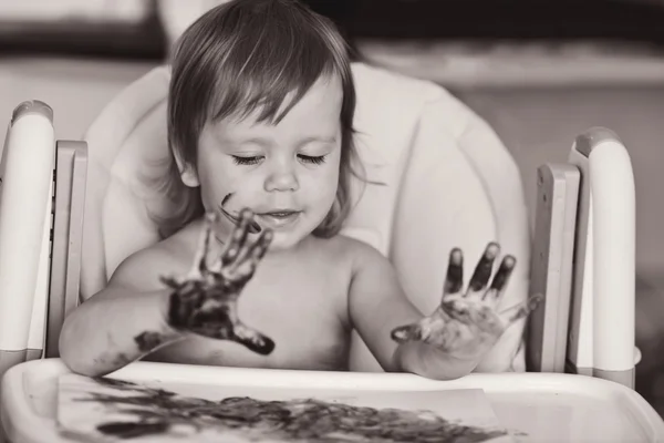 Toddler girl is drawing — Stock Photo, Image