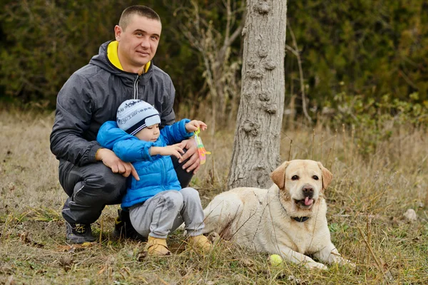 Famiglia con cane — Foto Stock