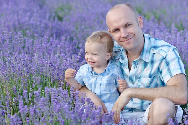 Familie i lavendelfelt – stockfoto