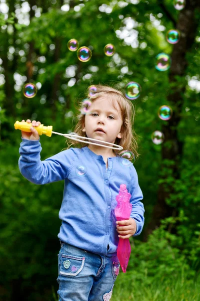Menina com bolhas de sabão — Fotografia de Stock