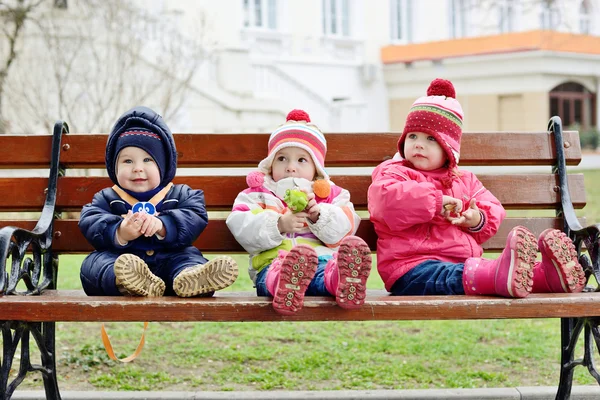 Niños en el banco — Foto de Stock