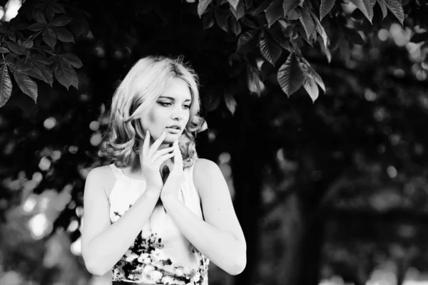 Retrato de verano de chica adolescente —  Fotos de Stock