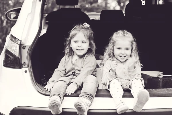 Toddler girls  in the car — Stock Photo, Image