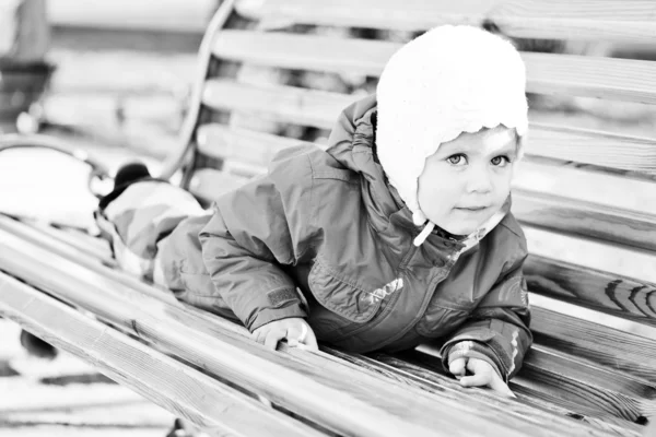 Tout-petit sur le banc — Photo