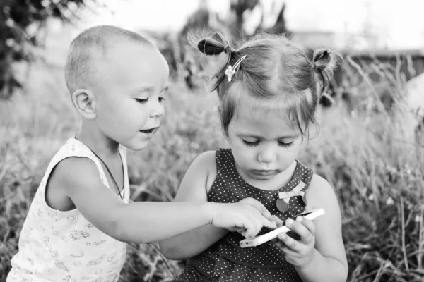 Telefoon spelende kinderen — Stockfoto