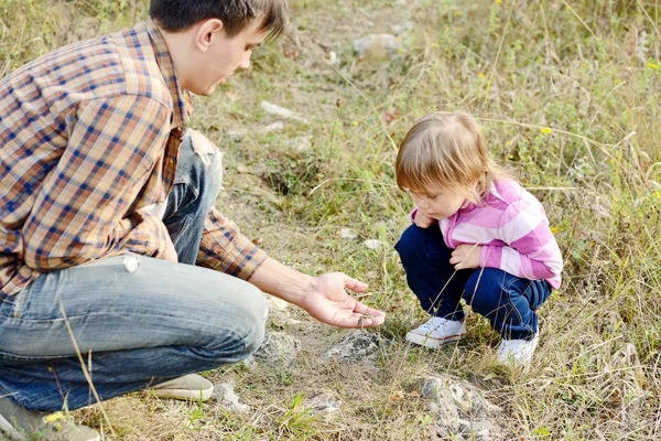 Father showing little lizard to daughter — Stock Photo, Image