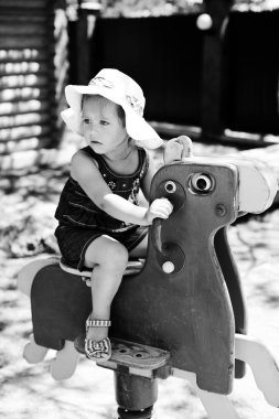 Oyun parkındaki kız