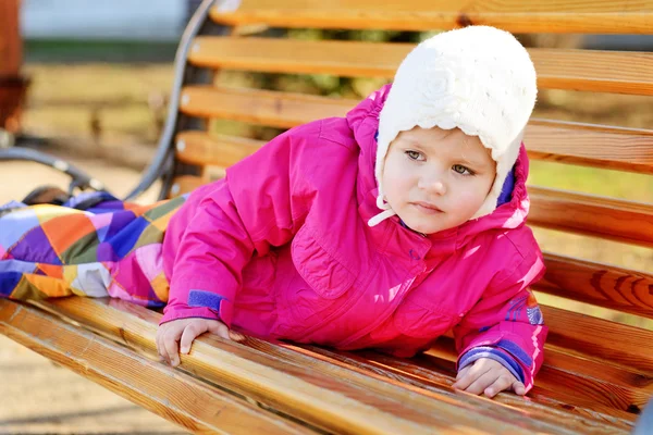 Fille sur le banc — Photo