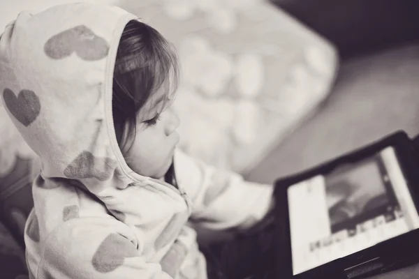 Menina usando tablet pc — Fotografia de Stock