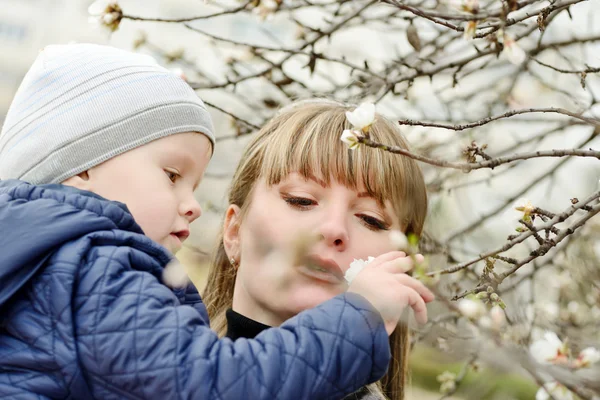 Familia en primavera — Foto de Stock