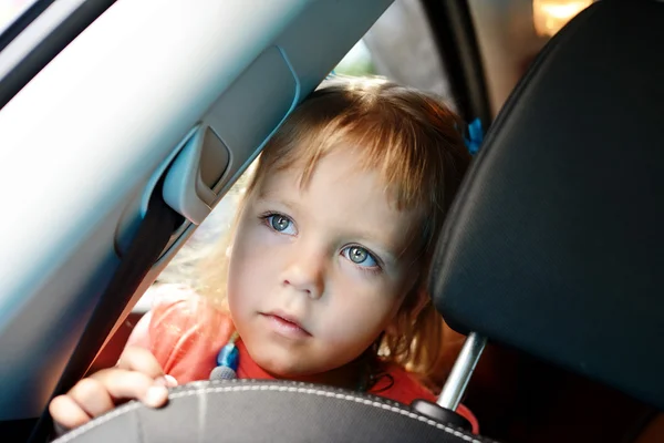 Девушка в машине — стоковое фото