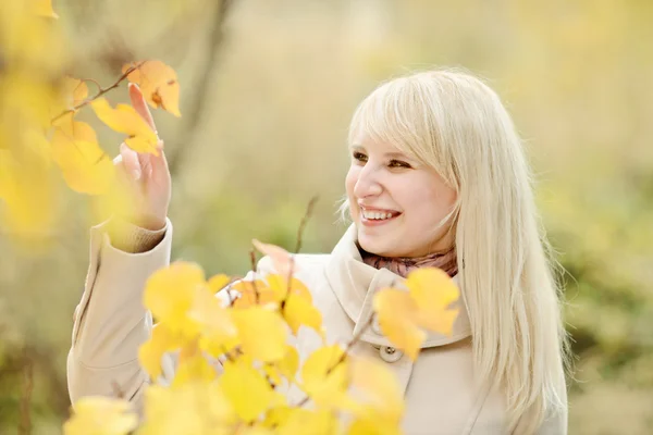 Lady in  fall — Stock Photo, Image