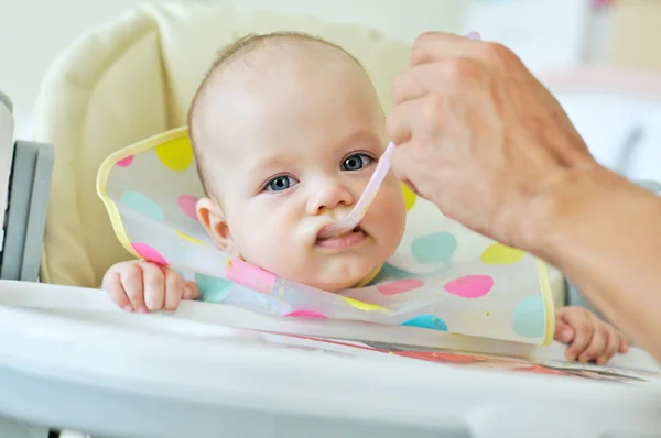 Pai alimentação bebê — Fotografia de Stock