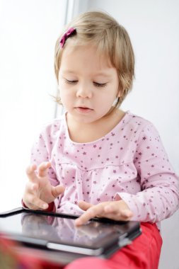  Kız tablet PC'yi kullanma