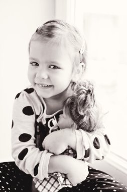 yürümeye başlayan kız bebek ile