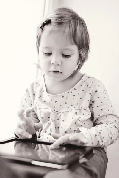 Menina está usando tablet pc — Fotografia de Stock