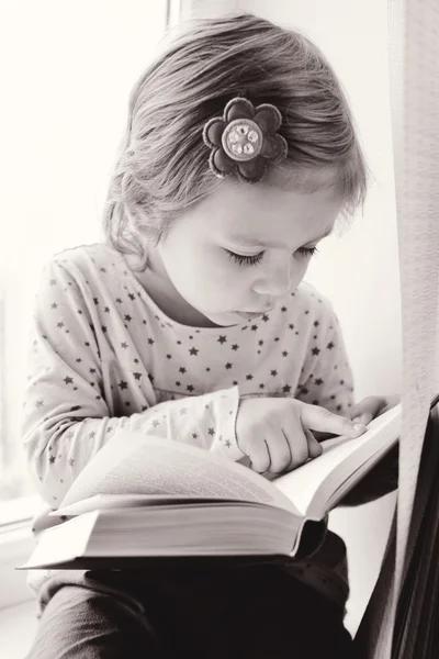 Bambino con libro — Foto Stock