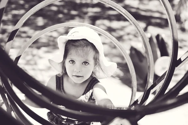 Ragazza carina sul parco giochi — Foto Stock