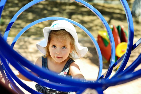 Schattig meisje op de speelplaats — Stockfoto